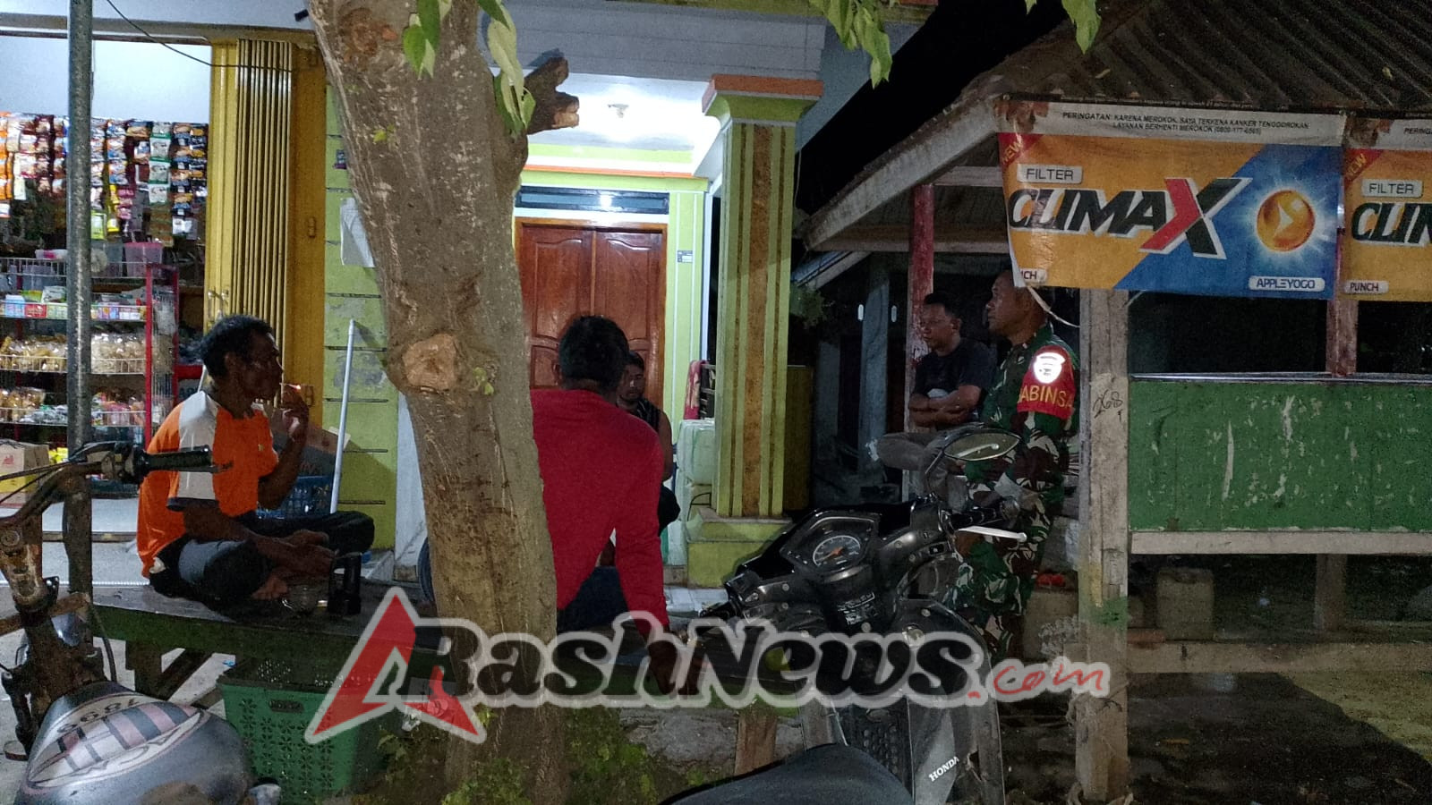 Anggota Koramil 1614-02/Kempo Gencarkan Pembinaan Wilayah Lewat Ronda Malam