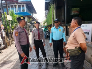Patroli Dialogis Unit Wisata Sat Pamobvit Polresta Denpasar di Pantai Kuta,Pastikan Situasi Tetap Kondusif