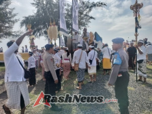 Polairud Polres Gianyar Laksanakan Pengamanan Upacara Melasti di Pantai Masceti