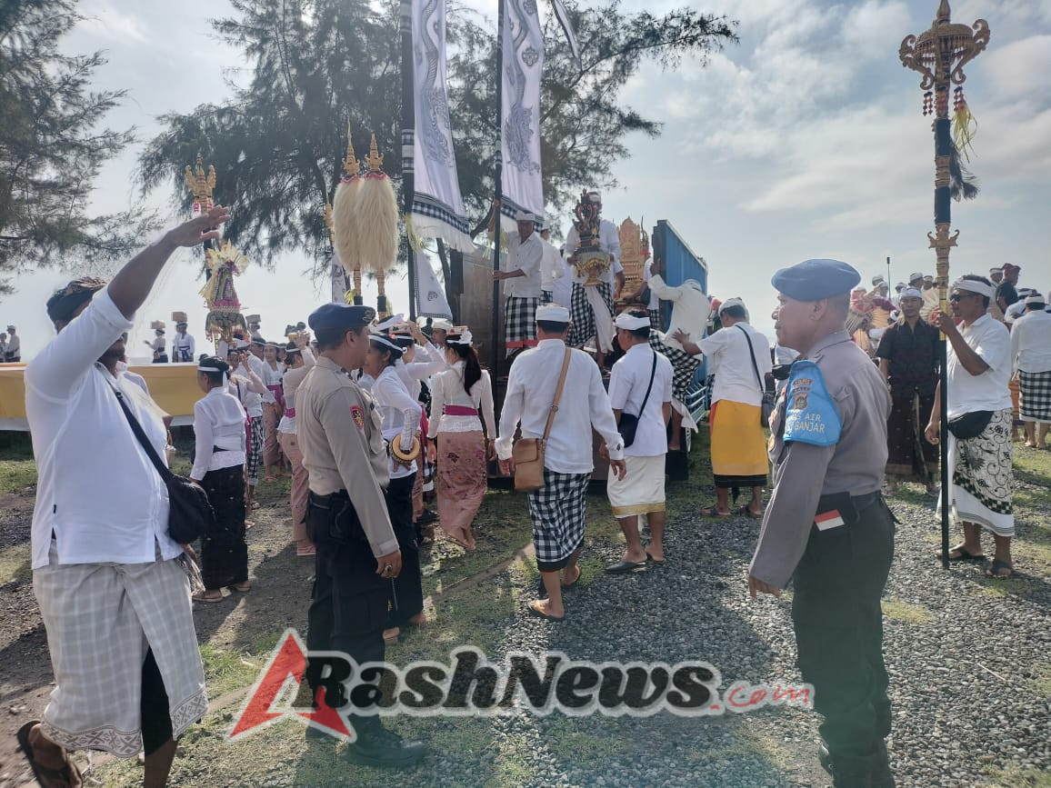 Polairud Polres Gianyar Laksanakan Pengamanan Upacara Melasti di Pantai Masceti