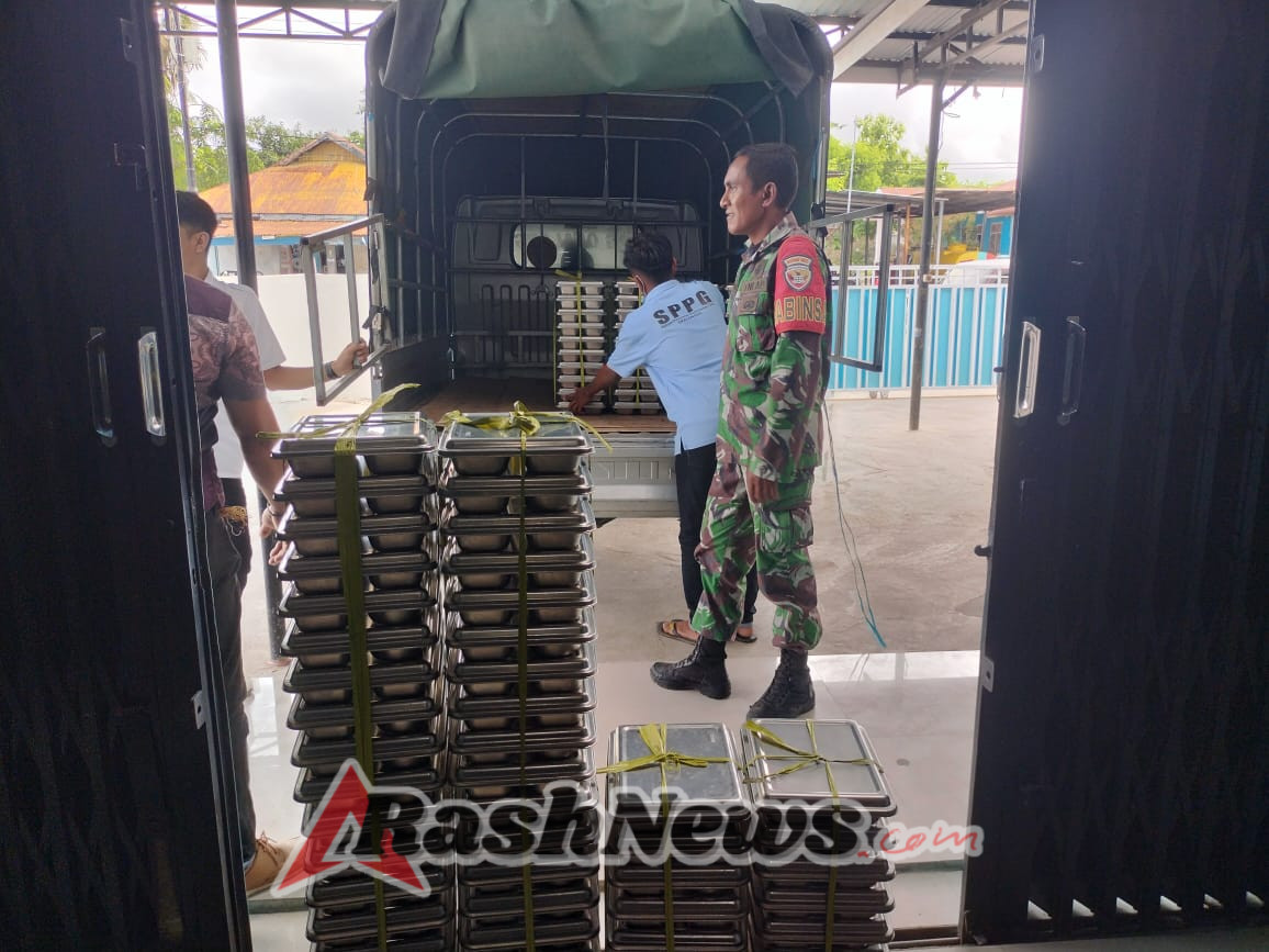 Babinsa Pantai Baru Dampingi Pembagian 3.093 Paket Makanan Bergizi untuk Pelajar di Wilayah Ofalangga