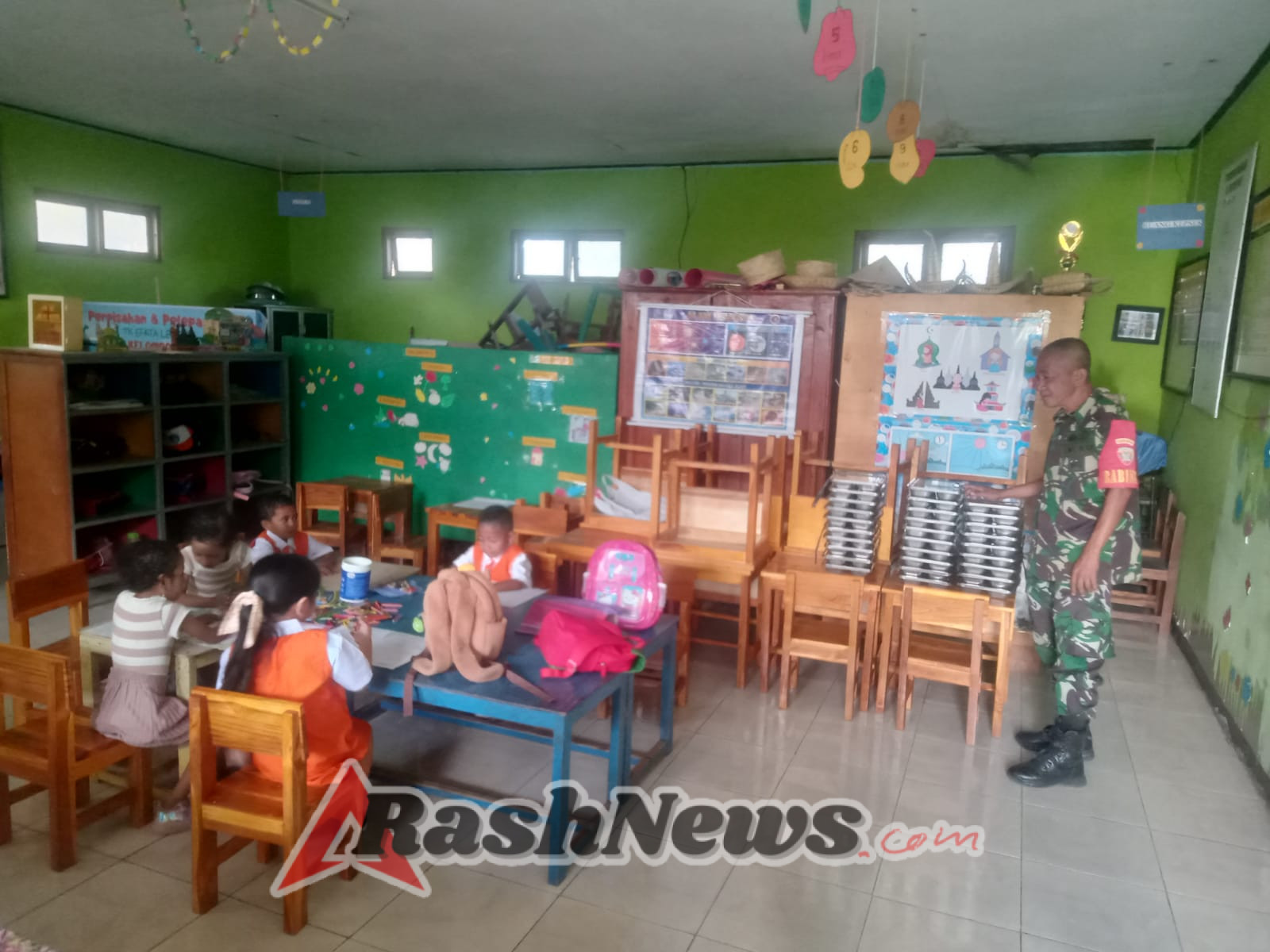 Babinsa Pantau Proses Dapur hingga Distribusi, Program Makan Bergizi Gratis Berjalan Aman di Lobalain