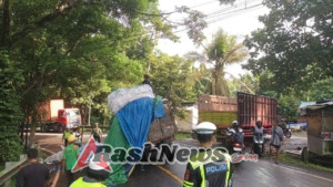 Truk Bermuatan Berat Oleng di Jelijih Megati, Polsek Seltim Gerak Cepat Amankan Arus Lalu Lintas