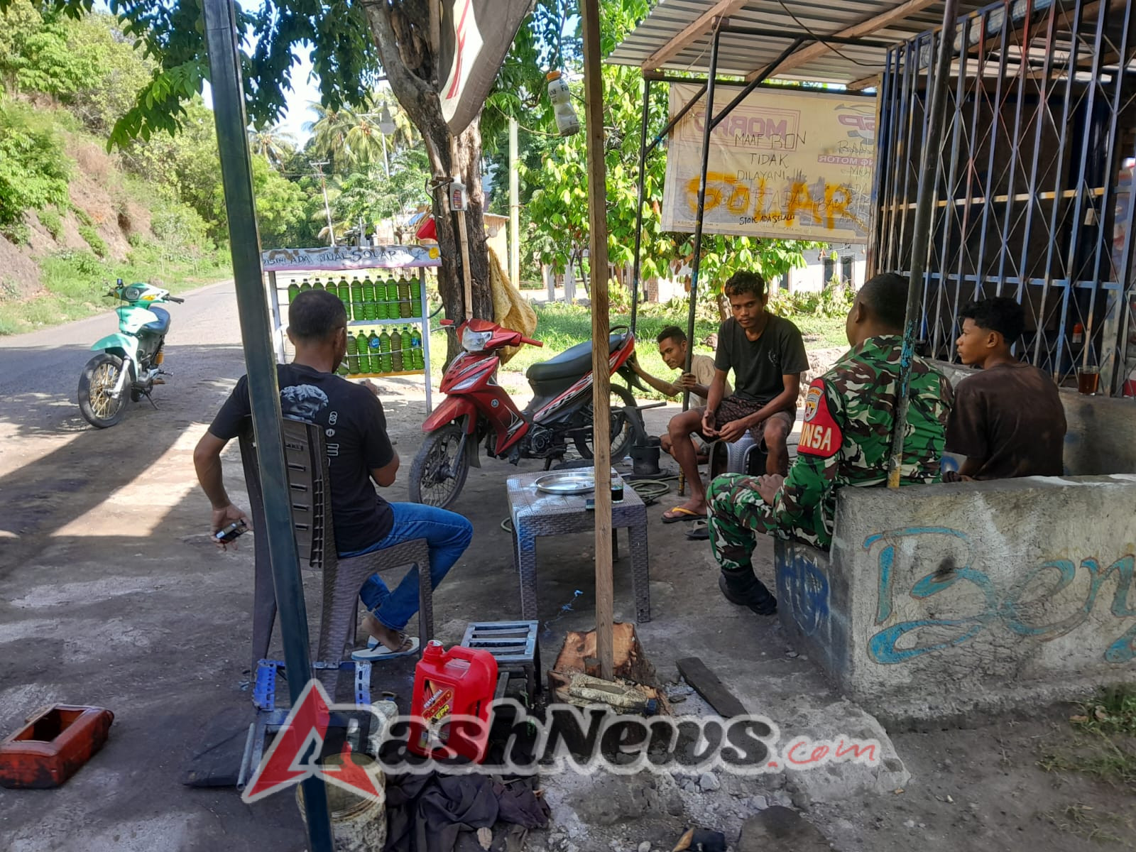 Pamwil dan Komsos di Desa Niopanda, Babinsa Pastikan Keamanan dan Kenyamanan Warga