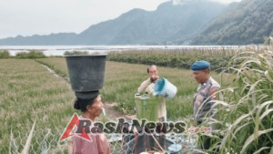 Sambangi Aktivitas Petani, Satpolairud Bangli Perkuat Sinergi Ketahanan Pangan di Pesisir Danau Batur