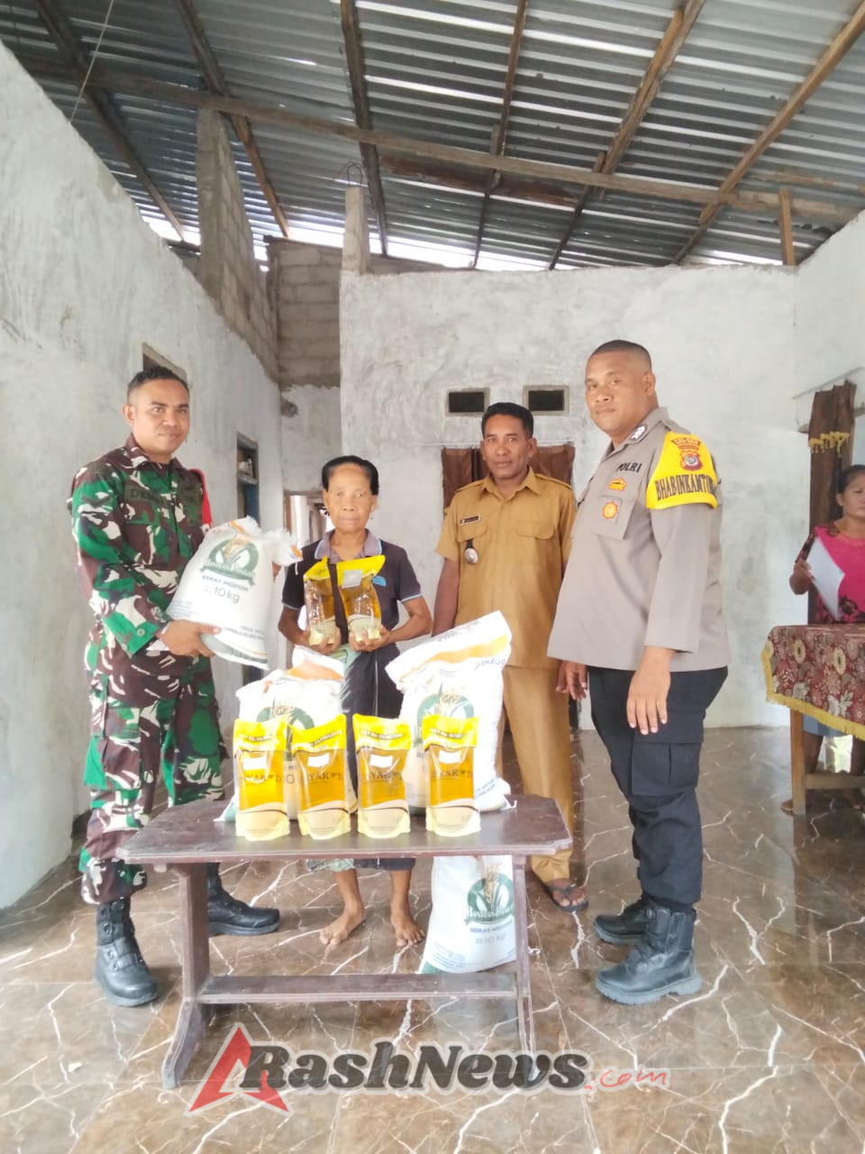 TNI AD Dampingi Pembagian Bantuan Pangan Tahap II untuk Warga Ndao Nuse