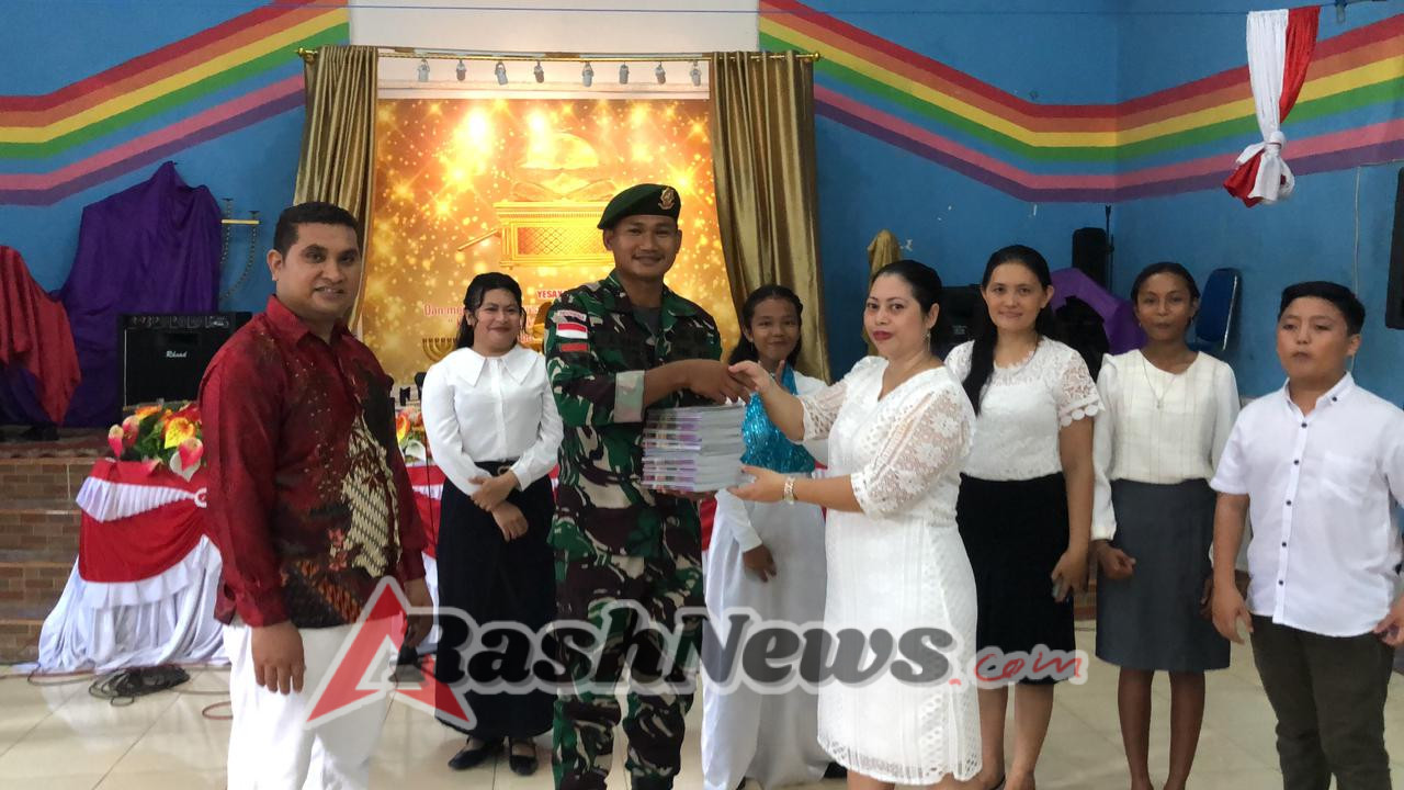 Satgas Pos Auren Bagikan Buku Natal dan Alkitab di Gereja GBI Betun