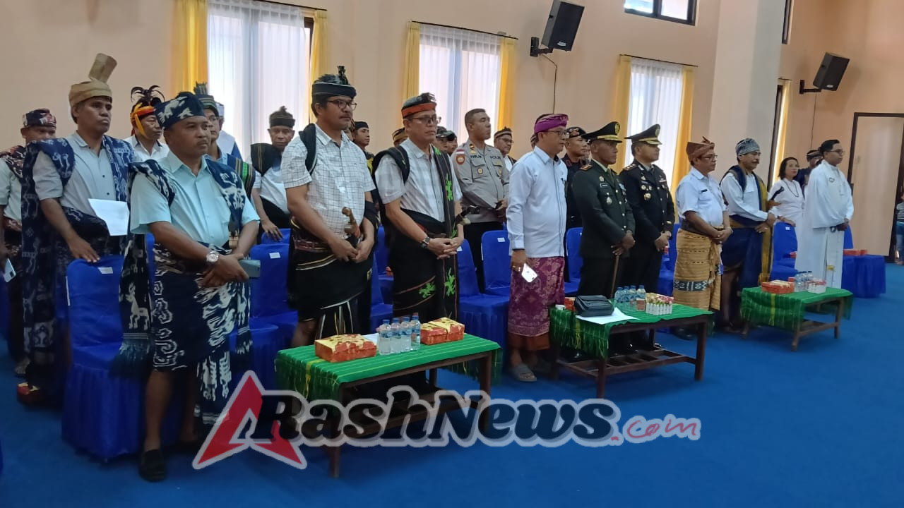 Dandim 1613 dan Forkopimda Hadiri Paripurna Hari Jadi ke-XIX Kabupaten Sumba Tengah  SUMBA TENGAH – Dandim 1613/Sumba Barat, Letkol Inf Ignasius Hali Sogen, S.E., M.Han., menghadiri Rapat Paripurna Istimewa DPRD dalam rangka memperingati Hari Jadi ke-XIX Kabupaten Sumba Tengah Tahun 2025.  Kegiatan tersebut berlangsung khidmat di Kantor DPRD Makatul, Kabupaten Sumba Tengah, Senin (08/12/2025).  Kehadiran Dandim 1613/Sumba Barat merupakan bentuk dukungan TNI AD terhadap pemerintah daerah dalam memperkuat sinergi pembangunan di wilayah Sumba Tengah.  Pada kesempatan tersebut, para unsur Forkopimda, tokoh masyarakat, serta tamu undangan lainnya juga turut hadir mengikuti rangkaian acara.  Dalam suasana penuh kekeluargaan, rapat paripurna tersebut membahas perkembangan pembangunan daerah, evaluasi capaian kinerja pemerintah, serta harapan untuk memperkuat kolaborasi lintas sektor demi kemajuan Sumba Tengah ke depan.  Dandim 1613/Sumba Barat menyampaikan apresiasi terhadap berbagai kemajuan yang telah dicapai pemerintah daerah dan menegaskan komitmen TNI untuk terus mendukung keamanan serta stabilitas wilayah.  Peringatan Hari Jadi ke-XIX Kabupaten Sumba Tengah ini diharapkan menjadi momentum untuk meningkatkan kesejahteraan masyarakat, memperkuat persatuan, serta mendorong semangat kebersamaan antara pemerintah dan seluruh elemen masyarakat. (Pendim 1613/SB)