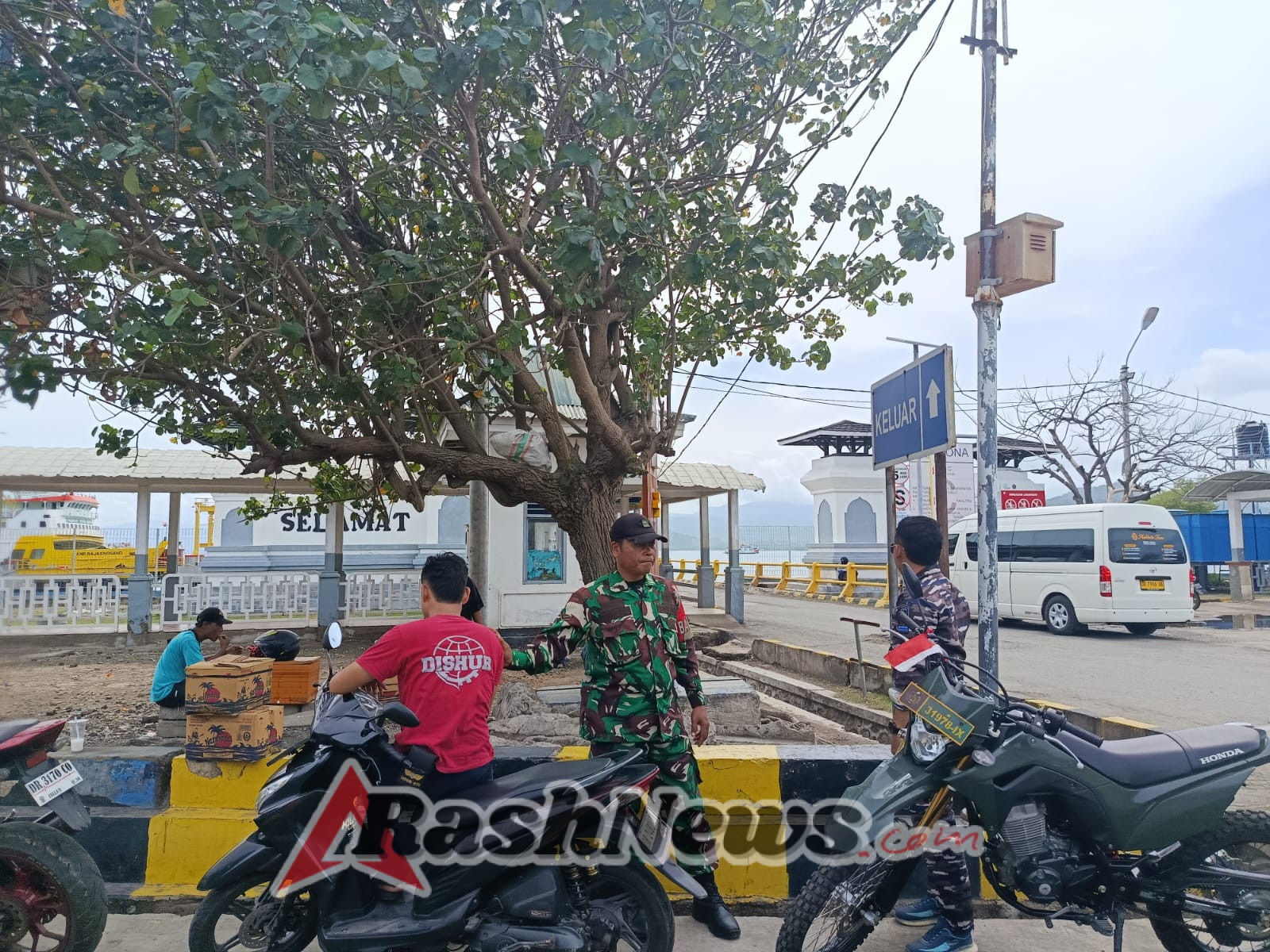 Babinsa Kokarlian Laksanakan Pengamanan di Pelabuhan Penyeberangan Poto Tano