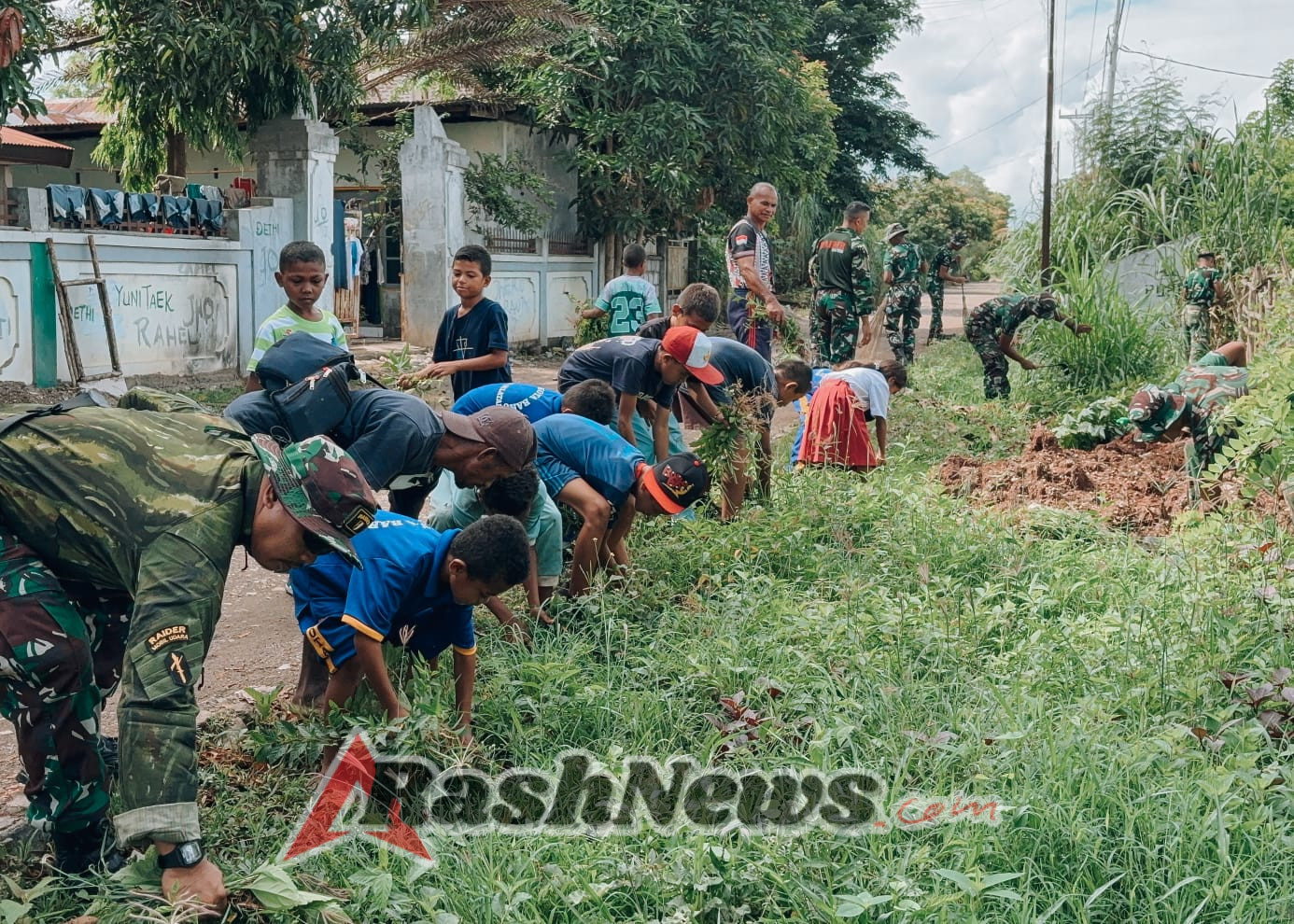 Jajaran Brigif 21/Komodo melaksanakan kegiatan Bhakti Sosial.