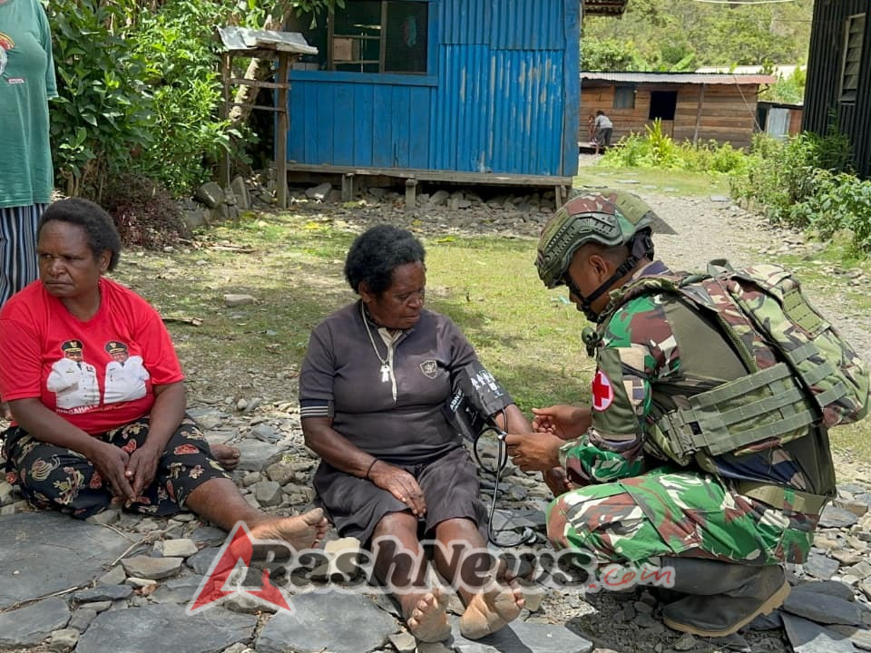 Satgas Yonif 743/PSY Menyapa Warga Yalinggua dengan Layanan Medis Gratis