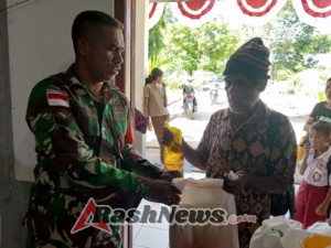 Babinsa Koramil Atapupu Dampingi Penyaluran Program Bantuan Sosial Sembako Bagi Warga