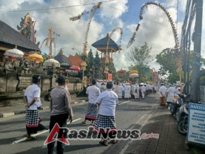 Lancarkan Kegiatan Masyarakat, Bhabinkamtibmas Kelurahan Abianbase Atensi Giat Piodalan
