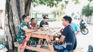 Giat Komsos Babinsa Pasir Putih: Upaya Koramil 02/Sekongkang Ciptakan Lingkungan Aman di Maluk