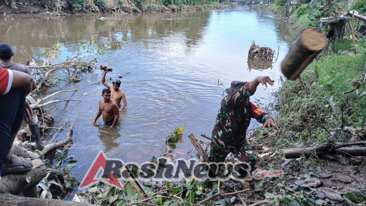 Kolaborasi Babinsa dan Warga Wujudkan Lingkungan Ampenan Bersih