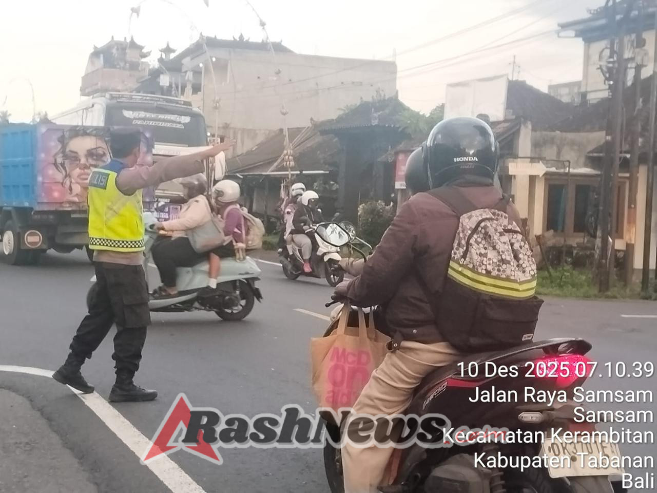 Kapolsek Kerambitan bersama Anggota  laksanakan tugas Pengaturan Lalu Lintas Pagi Hari