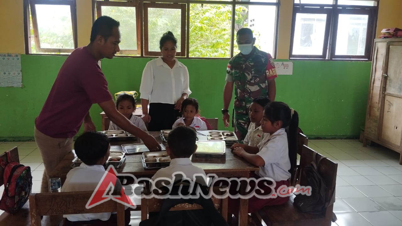 Babinsa Awasi Pembagian Makanan Sehat di Desa Papela, Libatkan 52 Personel MBG