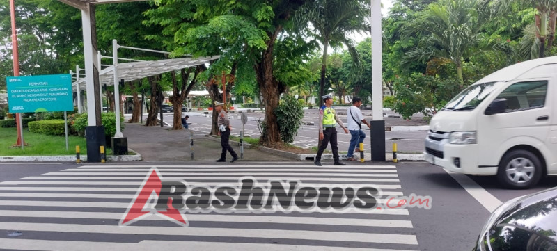 Polres Bandara Ngurah Rai Atur Arus Kendaraan di Area Keberangkatan Domestik