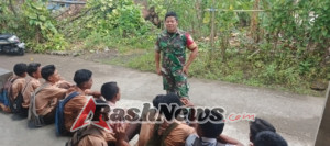 Komsos Babinsa di Onekore Dihadiri 15 Pelajar, Fokus pada Sopan Santun dan Tanggung Jawab