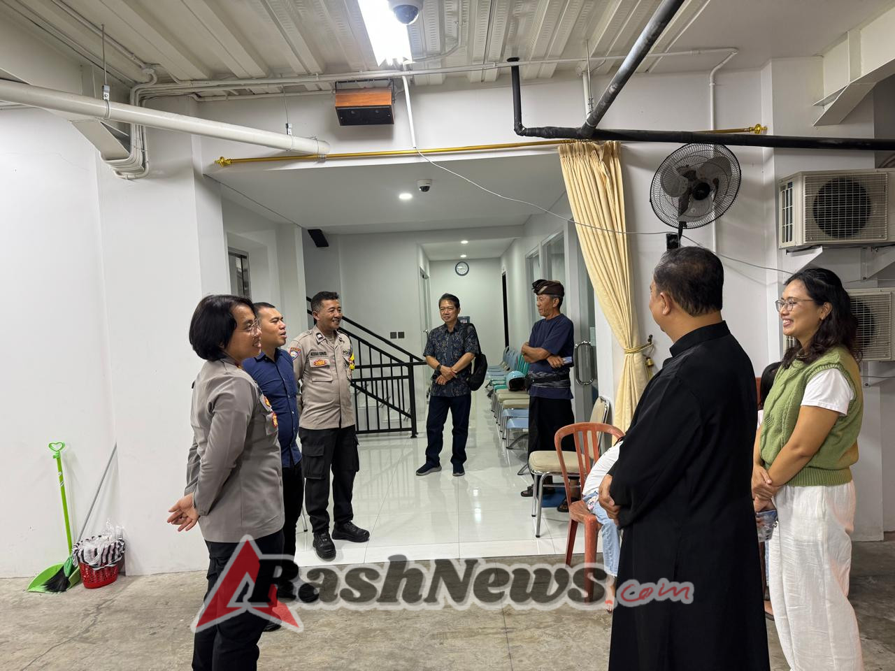 Jelang Nataru Kapolsek Denbar Kunjungi Gereja, Sampaikan Imbauan Pengamanan Ibadah