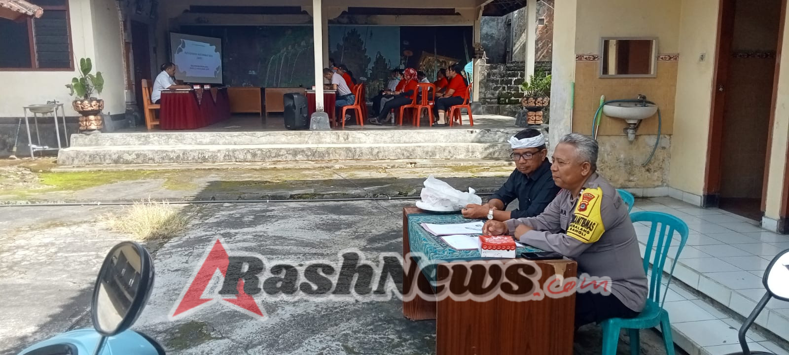 “Bhabinkamtibmas Dukung Optimalisasi Pelayanan Masyarakat Melalui Monitoring Musyawarah Masyarakat Desa (MMD) di Kelurahan Bebalang