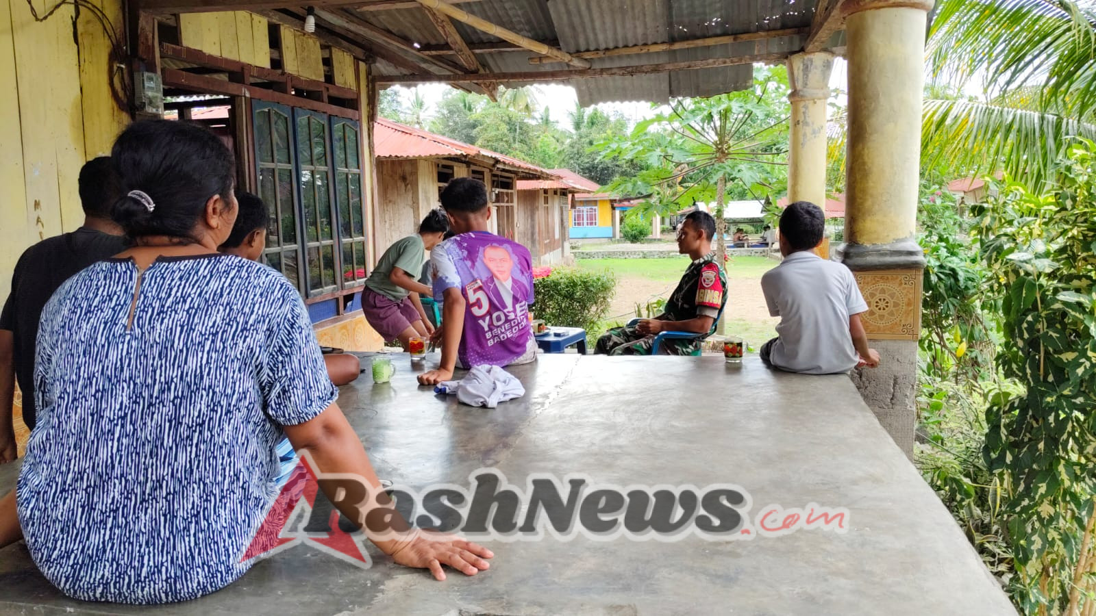 Pamwil dan Komsos Babinsa Koramil 1602-04 di Nida, Bangun Simpati Masyarakat terhadap TNI