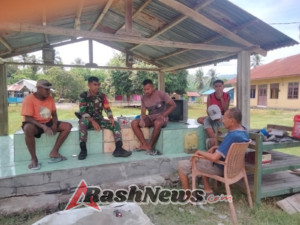 Pamwil dan Komsos Babinsa Koramil 1602-04, Pastikan Desa Ranakolo Selatan Aman dan Tertib