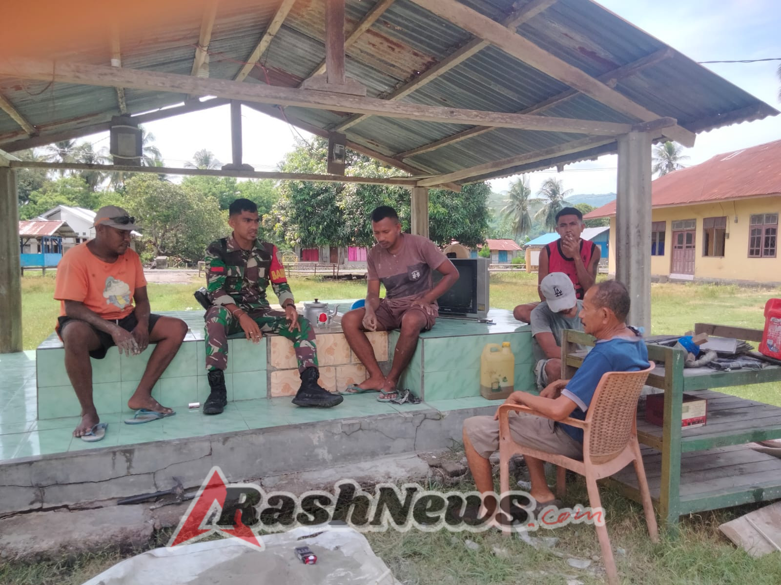 Pamwil dan Komsos Babinsa Koramil 1602-04, Pastikan Desa Ranakolo Selatan Aman dan Tertib