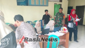 Dukung Program Daerah, Babinsa Mantar Kawal Pembagian Kartu KSB Maju di Poto Tano