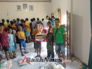 Kodim 1613/Sumba Barat Kawal Distribusi Bansos untuk Warga Desa Welibo