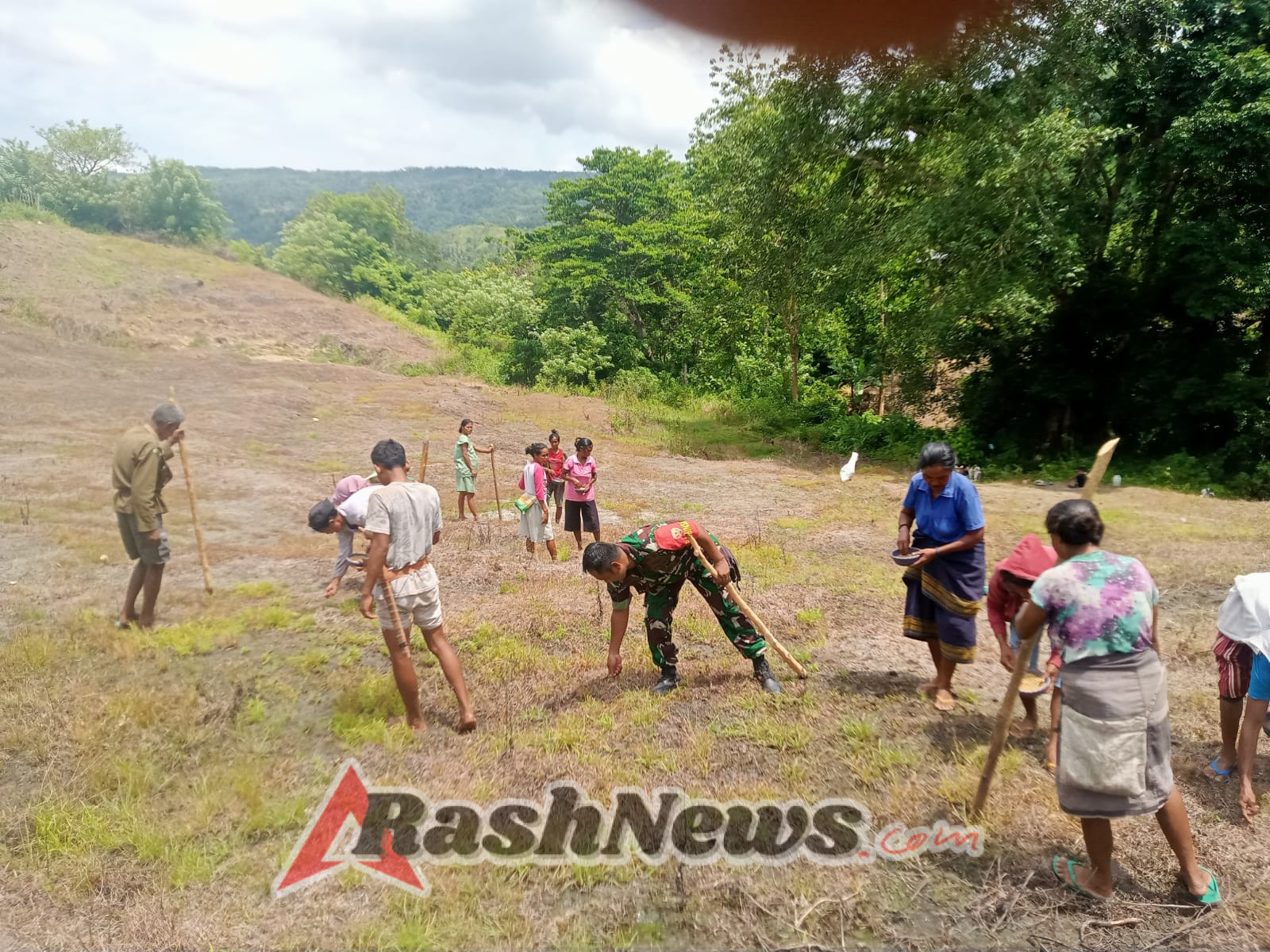 Babinsa Kodim 1613/SB Dorong Masyarakat Sodana Optimalkan Lahan Pertanian