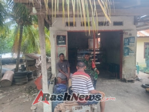 Kegiatan Komsos Babinsa di Nuamuri Dorong Gotong Royong dan Kebersihan Lingkungan