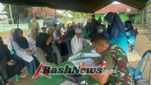 KODIM 1614/DOMPU GELAR BAKTI KESEHATAN DAN PEMBAGIAN SEMBAKO PERINGATI HARI JUANG TNI AD KE-80
