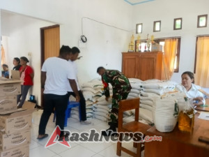 TNI–Bulog–Kemensos Salurkan Bantuan Pangan untuk 141 KK di Pohon Bao