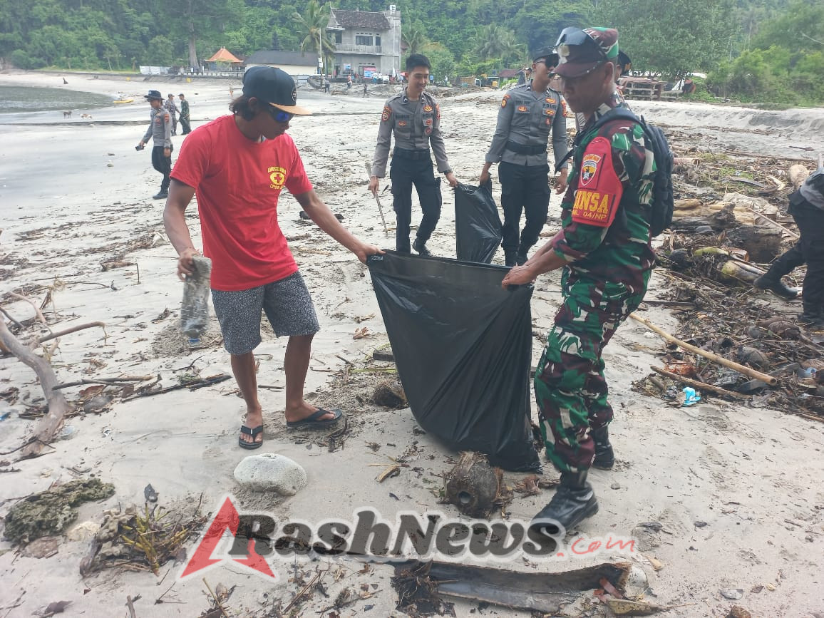 Cepat Tanggap, Dandim Klungkung Terjunkan Personel Gotong Royong Pasca Banjir Bandang Di Crystal Bay