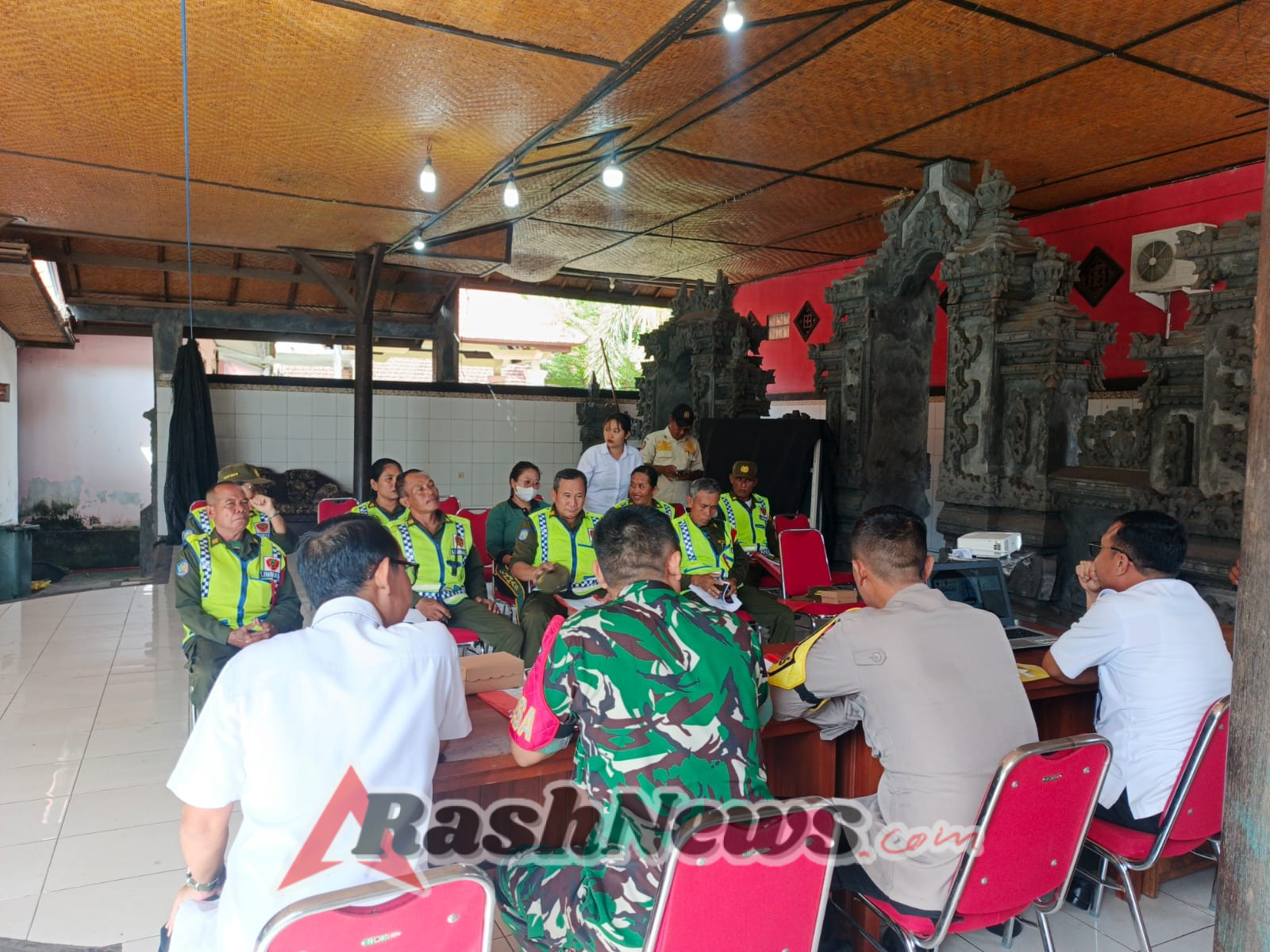 Dihadiri Sekcam, Pelatihan Satlinmas Desa Sumberkima Jadi Ajang Pembekalan Tugas dan Pemberian Santunan Beras dari Babinsa