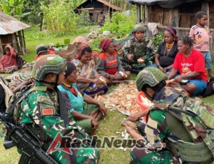 Satgas Yonif 743/PSY Jaga Tradisi, Jaga Kebersamaan Bersama Masyarakat Papua