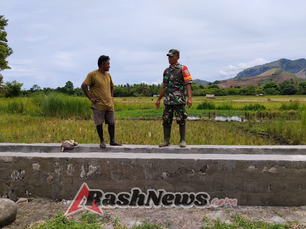 Serka Densius Berno Pastikan Pengerjaan Irigasi 126 Meter di Dusun Sokolago Selesai Tepat Waktu