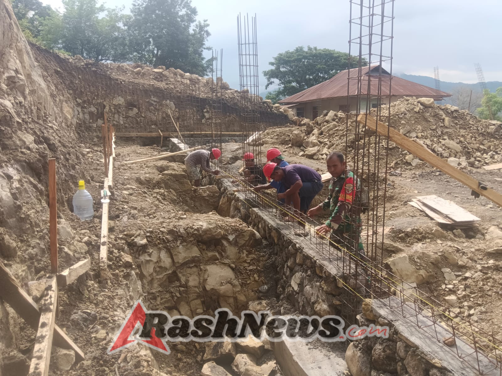 Masyarakat Antusias Sambut Komsos dan Kerja Bhakti Babinsa di Desa Welamosa