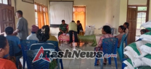 Babinsa Aesesa Dampingi Pembagian Bantuan Pangan untuk 132 KK di Desa Natatoto