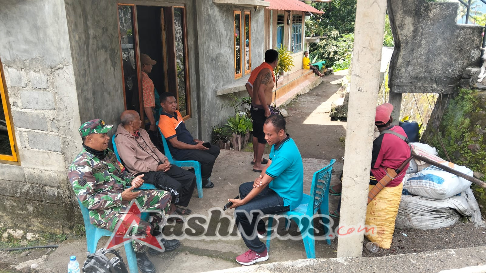 Curah Hujan Tinggi, Babinsa Ende Lakukan Pemantauan dan Edukasi Kewaspadaan di Desa Ngguwa