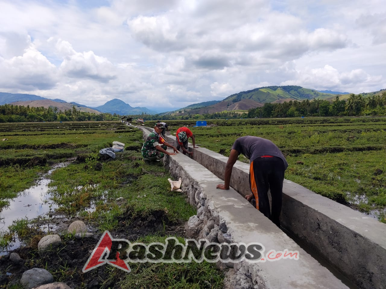 Saluran Irigasi Sepanjang 630 Meter di Kotabaru Rampung, Babinsa Pantau Langsung Prosesnya