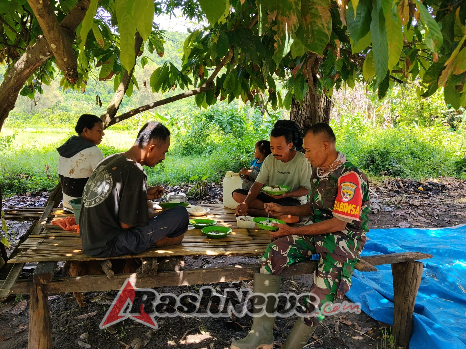 Babinsa Koramil 1602-04/Maurole Himbau Warga Desa Hangalande Jaga Kesehatan dan Keamanan