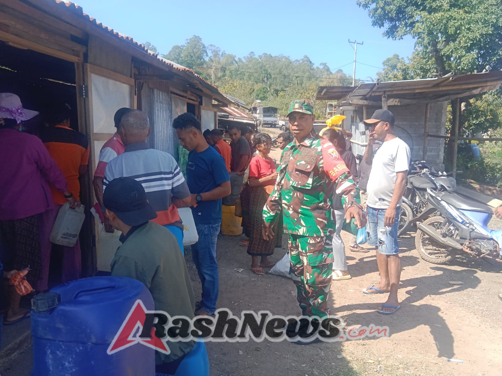 Pamwil dan Komsos Babinsa Maurole, Dukungan TNI AD untuk Keamanan dan Ketertiban Masyarakat