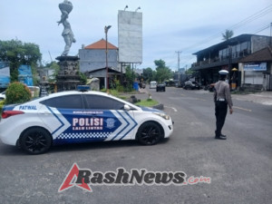 Unit Turjawali Sat Lantas melaksanakan Pengaturan dan Penjagaan di Pos 3 Patung Salak Jasri