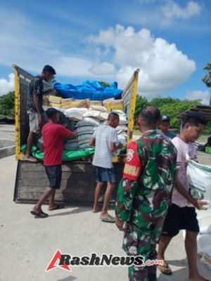 Babinsa Dampingi Penyaluran Bansos Pangan Tahap II untuk Warga Desa Tenelai di Pelabuhan Airani