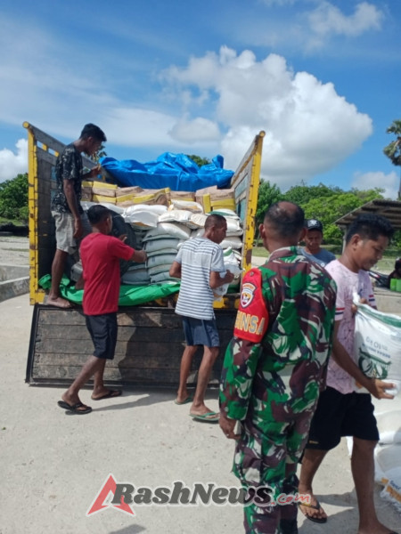 Babinsa Dampingi Penyaluran Bansos Pangan Tahap II untuk Warga Desa Tenelai di Pelabuhan Airani