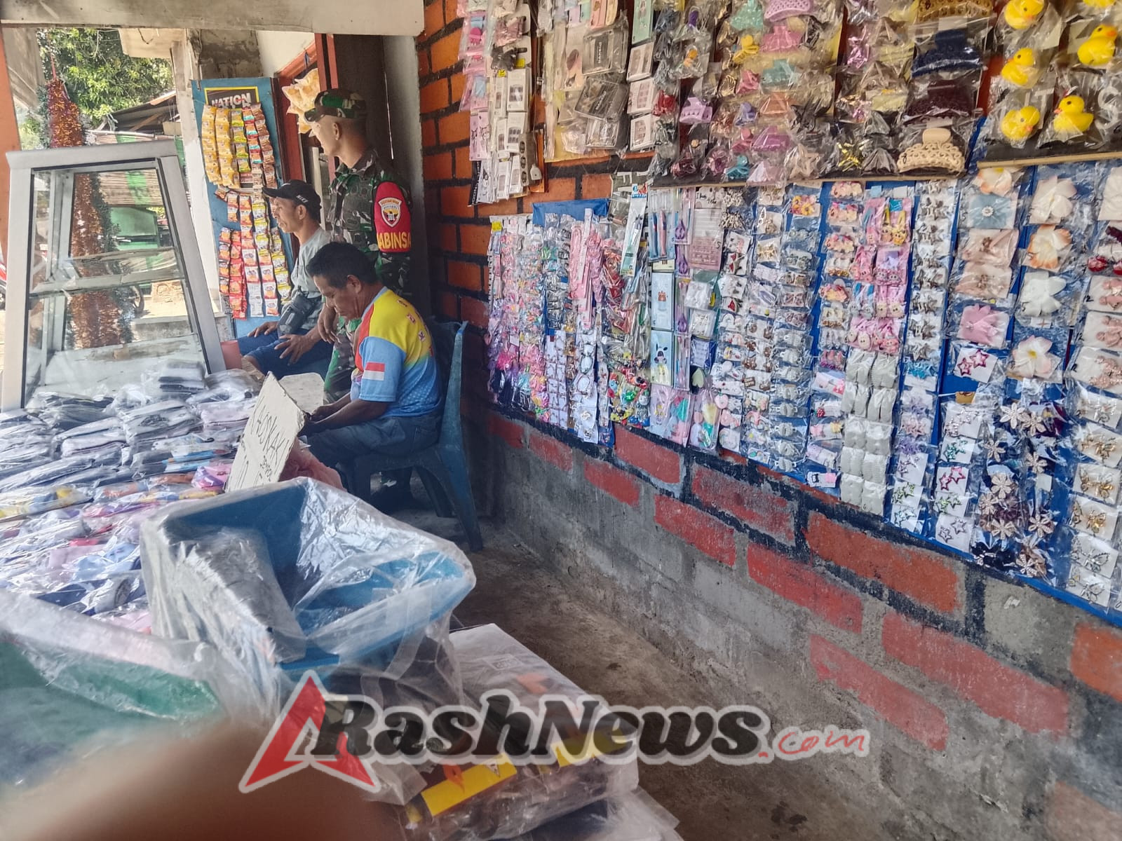 Babinsa Wolowaru Turun Langsung Pantau Keamanan dan Aspirasi Warga Desa Lisepuu