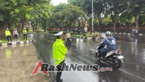 Tetap Lancar di Tengah Hujan: Polisi Bandara Ngurah Rai Kawal Arus Kendaraan Menuju Bandara