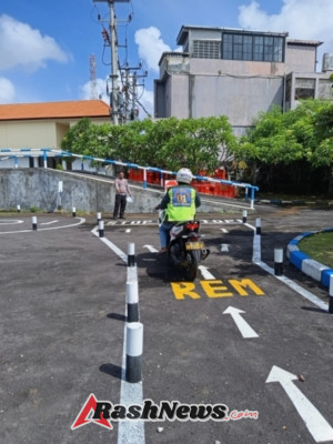 Petugas Satpas SIM Polresta Denpasar Berikan Pendampingan Humanis kepada Pemohon Saat Ujian Praktek Mengemudi